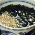 わかめうどん：とても海を感じさせるシンプルでありながら落ち着くわかめうどんです。お酒を飲んだ後すするととてもおいしいです。