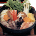 鍋焼きうどん：海鮮と鶏肉、そして野菜をふんだんに使った鍋うどんは味も最高！