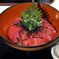 鉄火（てっか）丼：毎日仕入れるマグロの鮮度はバツグン。
