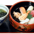 すし盛り合わせ定食：毎日、夕方6時から8時まで売り切れごめんの10食分限定メニューです。