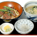 やきにく丼セット：当店欲張りセット！焼肉丼セット。新鮮な和牛を使っているのでかなりの評判です。