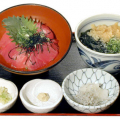 鉄火丼セット：新鮮なマグロの鉄火丼とうどんの相性はバツグン！