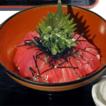 鉄火（てっか）丼：毎日仕入れるマグロの鮮度はバツグン。