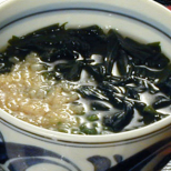 わかめうどん：とてもシンプルでやさしい味のわかめのうどんも大人気。