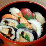 寿司の盛り合わせ：ネタは日によって異なりますが、それがまた楽しみの寿司の盛り合わせです。