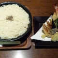 細天ざるうどん：こしのあるざるうどんとサクサクとした天ぷらの相性はバツグン！ぜひ一度ご賞味ください。